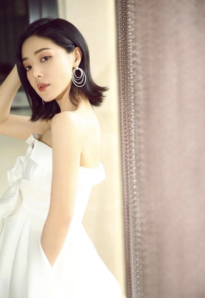 邓家佳现身活动,全身上下让人挪不开眼!网友:这