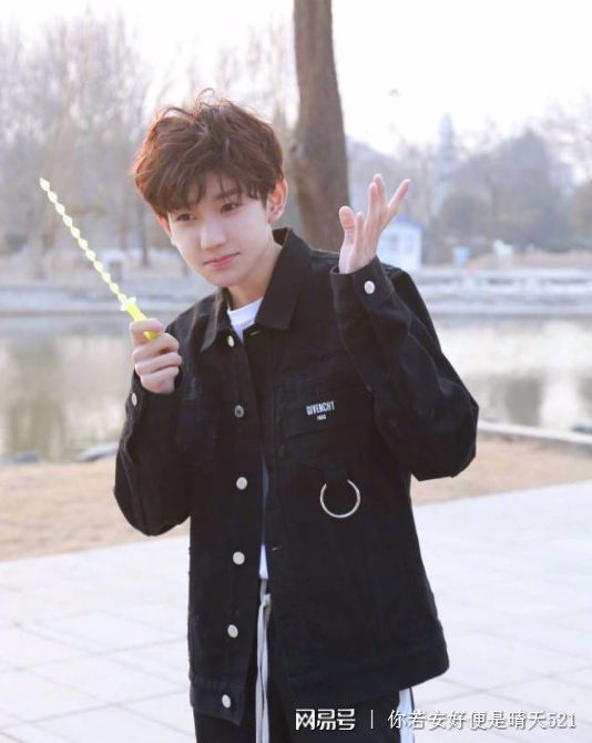 王源不笑则已一笑吓人,牙齿黄的和李沁有一拼