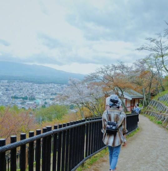 刘雯教科书级佛系街拍,满屏都是高级感,你还不