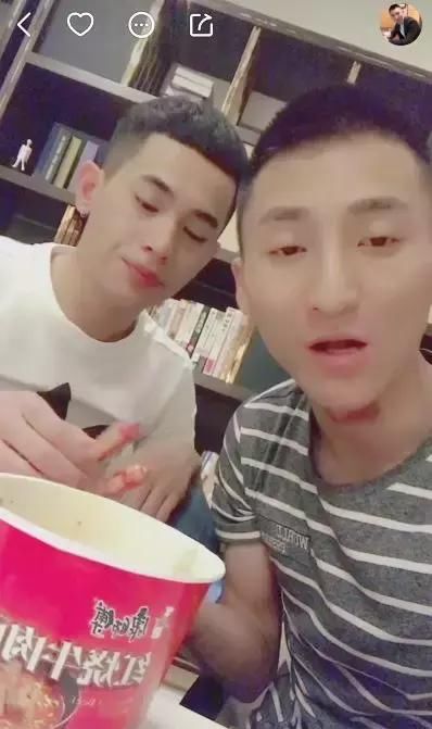 吴迪婚礼登QQ热搜累趴了躺地上,吴迪回应斗殴