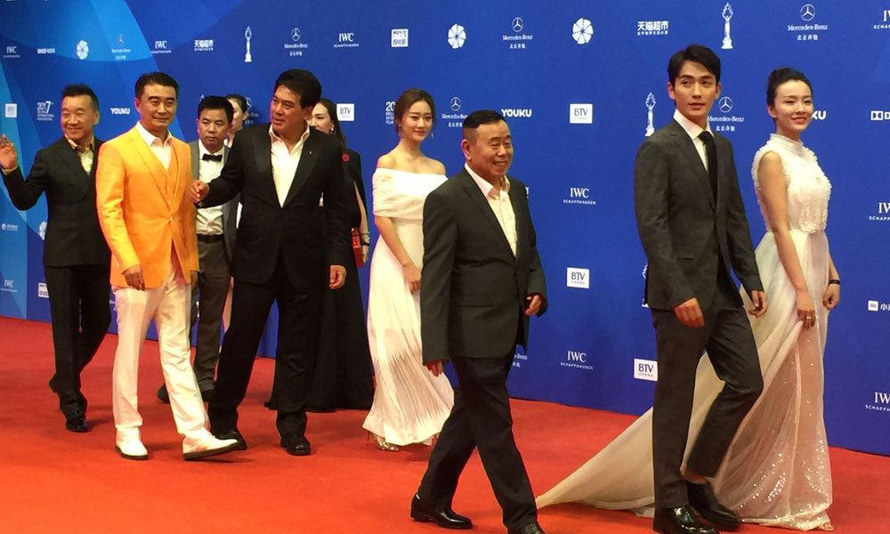 《爱慕之旅》的主创们踏上红毯。导演朱时茂 ，主演朱一龙、潘长江、刘亚津、张文婷、徐光宇、莎莎、姜瑞佳。