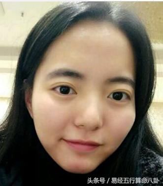 金口灵断嘴角上翘,性格乐观,人中清晰,多子聪慧