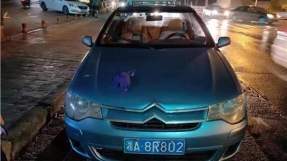 史上最“精”变造车牌,“魔术贴”一贴,鄂A秒变湘A 史上最“精”变造车牌,“魔术贴”一贴,鄂A秒变湘A