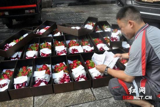 男子七夕同时向32位女士赠玫瑰留暧昧字条 男子七夕同时向32位女士赠玫瑰留暧昧字条