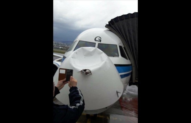 科威特航空客机遭遇冰雹袭击机鼻凹陷。