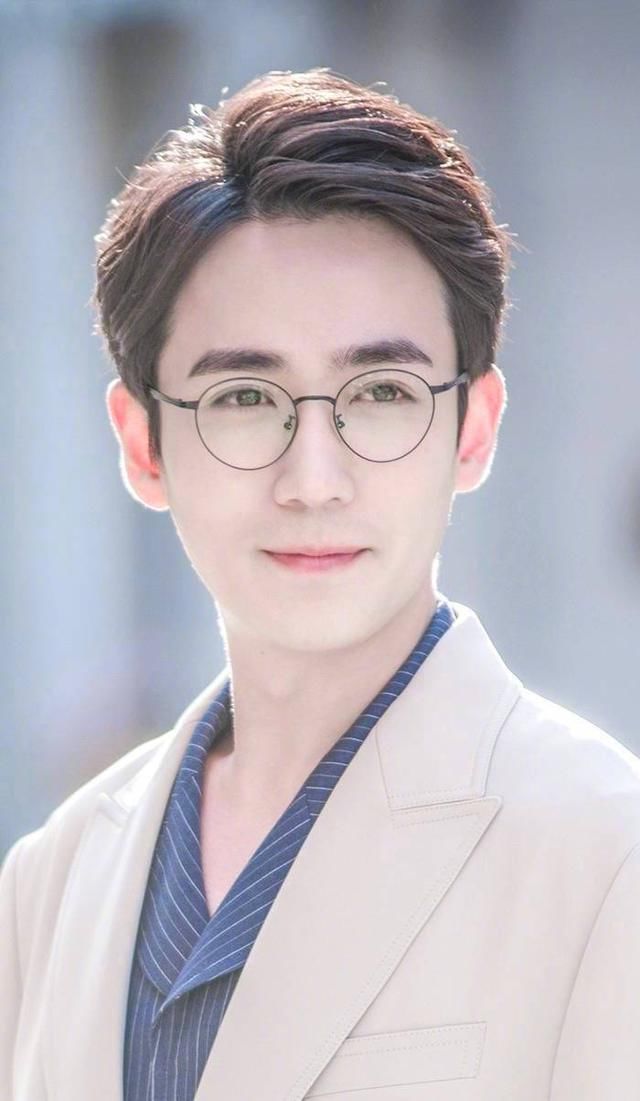 男星戴上金丝边眼镜,朱一龙,王俊凯,吴磊,蔡徐坤