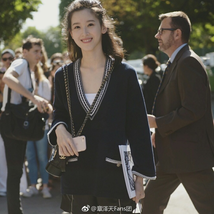 章泽天穿短裤秀美腿 辣妈还是清纯模样