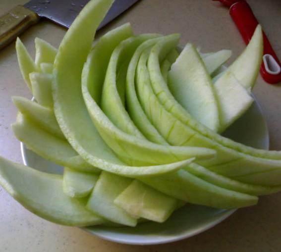 闲祛湿:吃完的西瓜皮别扔了,教你一招泡水喝,身