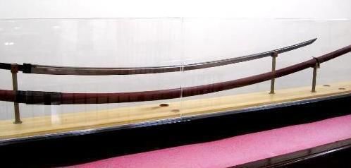 日本松平大和守秘藏的天下三枪之一,造型是大身枪,刃长超过两尺,因为