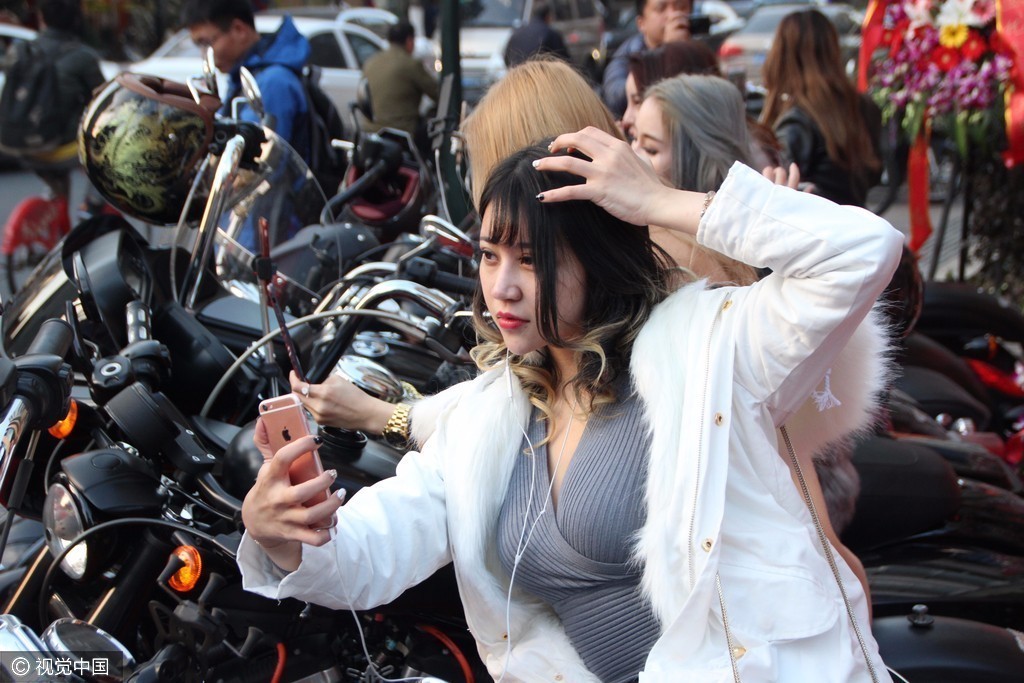 杭州网红坐豪车上凹造型直播引围观 路人狂拍