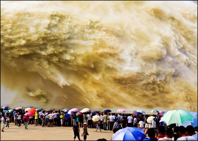 黄河小浪底调水排沙壮观场面 万人争睹 黄河小浪底调水排沙壮观场面 万人争睹