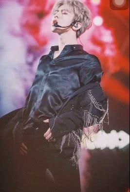 朱正廷的杀手锏是露腹肌,但蔡徐坤轻扯衣领就