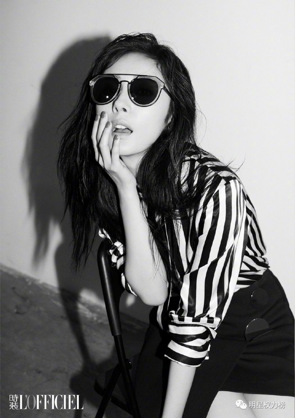 杨幂登大刊开年封秀美腿 胡一天写真清新自然