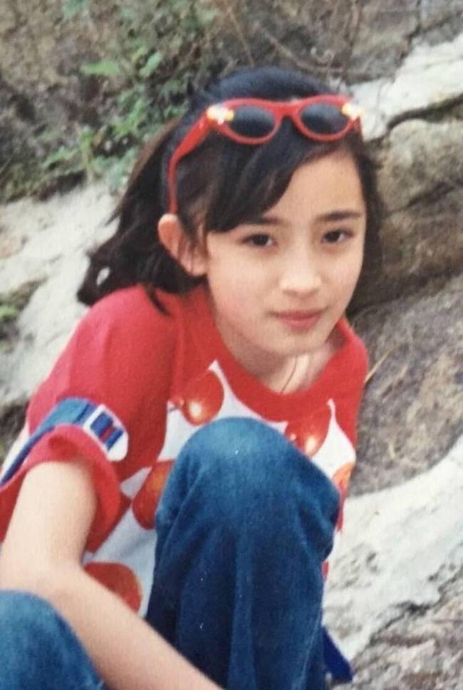 杨幂小时候的照片合集,吃可爱长大的幂