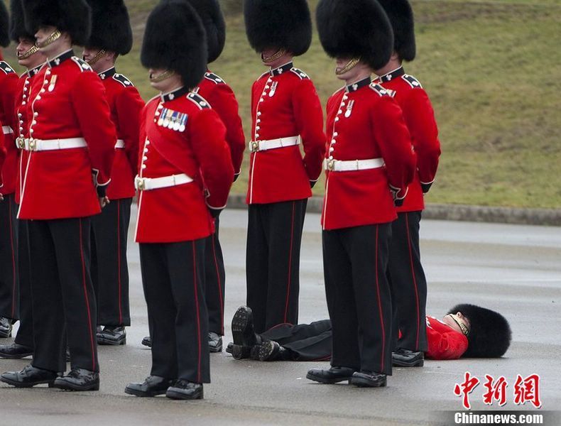 军人也是人 该晕倒的时候也得晕