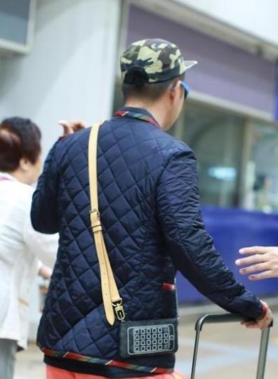 杜海涛机场穿睡衣配花裤衩,杨幂反季节穿衣的