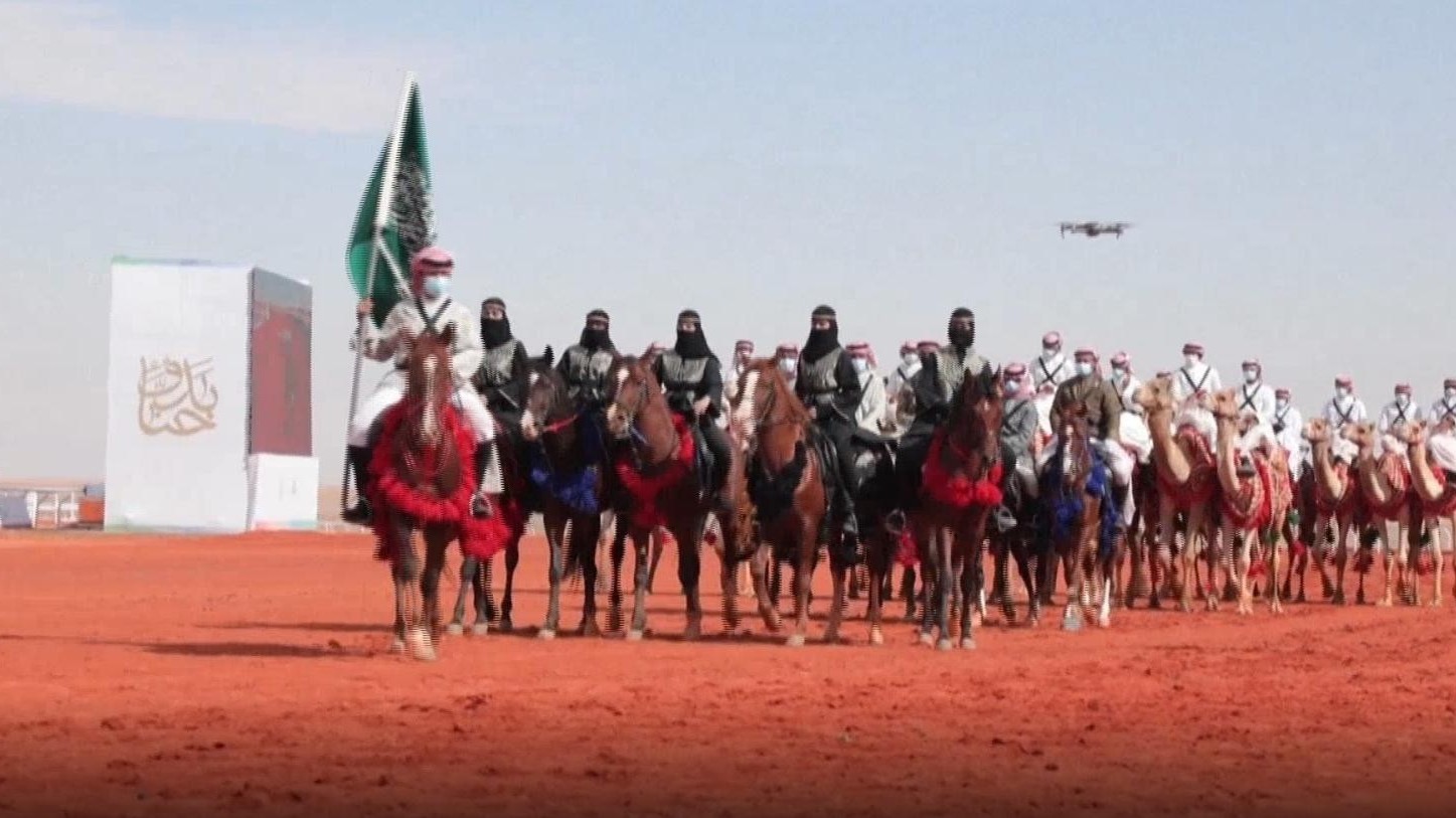 沙特骆驼选美比赛 女性首次参赛“秀出”自家骆驼