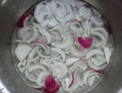 冰糖水里放洋葱,喝一次能省掉几百块,可惜很少