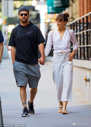 组图:贾斯汀·汀布莱克与妻子出街 手拉手恩爱十足