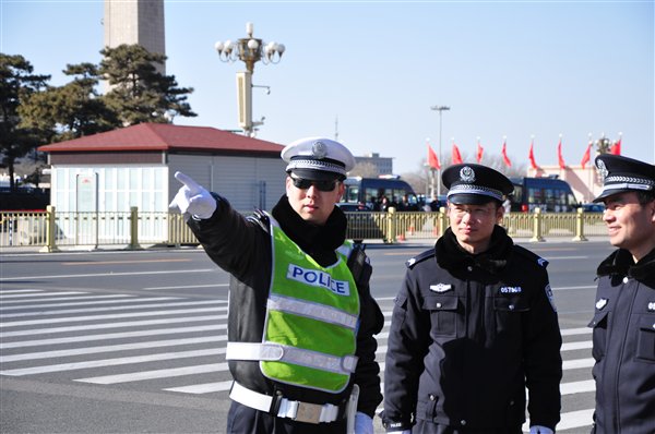 河南开封电视台记者楼盘采访被打:两名施暴者