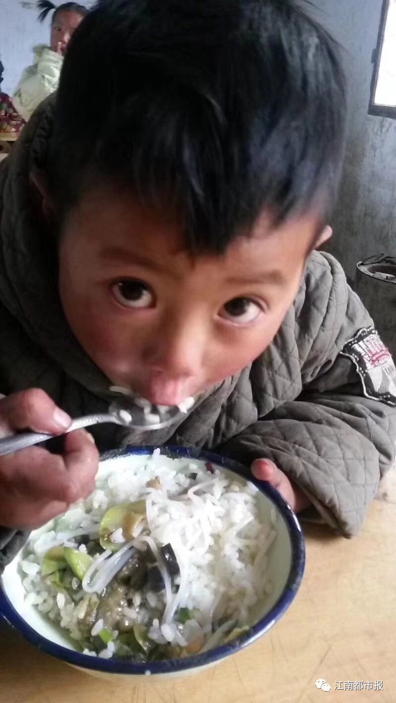 江西一男子连续12年老往深山跑,背后的原因让