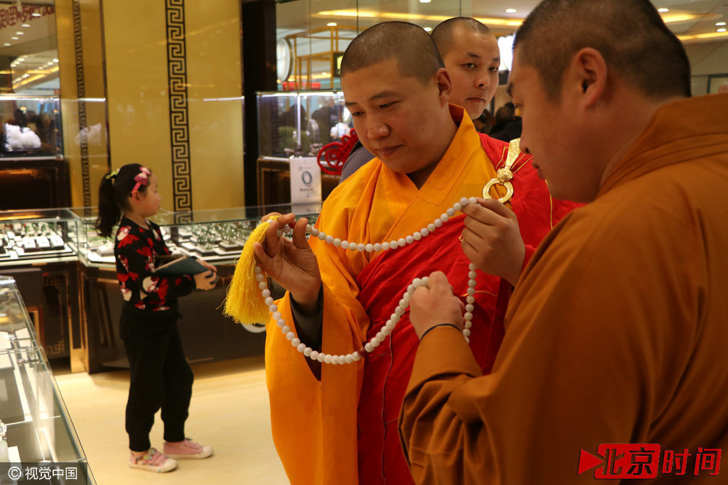 玉器店新年请禅师开光现场