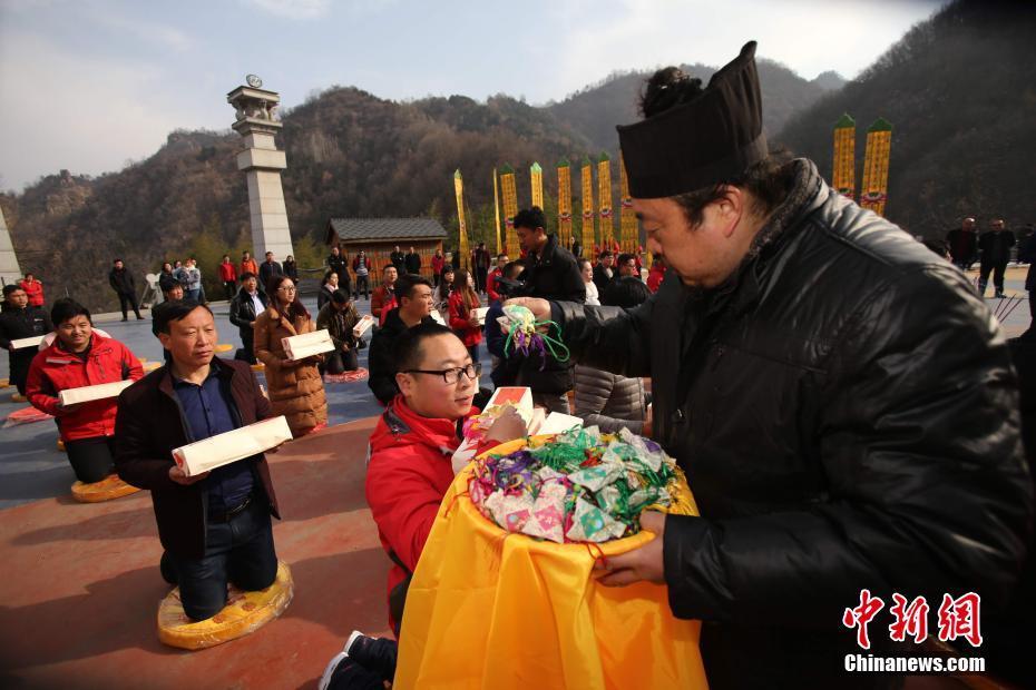 河南老君山民众拜太岁求吉祥安康(图)