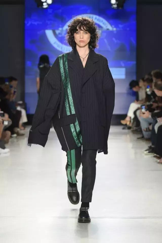 哲学之一就是模糊男装与女装之间的界限,所以此次走秀也有女模特出场