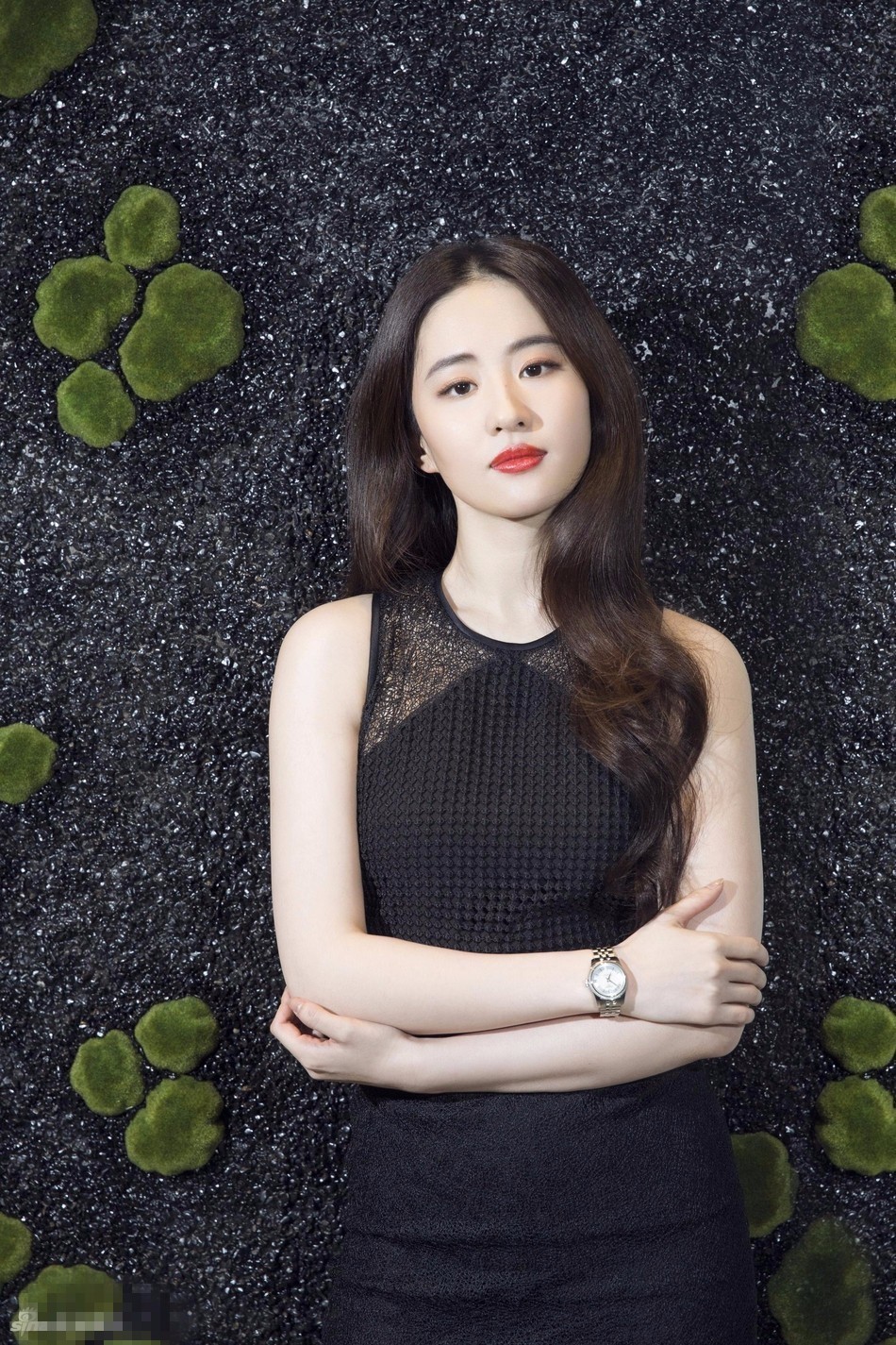 刘亦菲迈入30岁大关 黑裙红唇妩媚尽显熟女味道