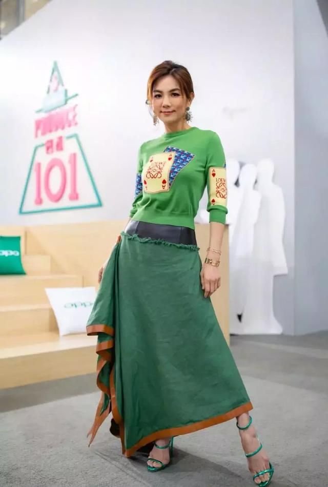 看到Ella穿高跟鞋,终于知道女星的脚什么样了