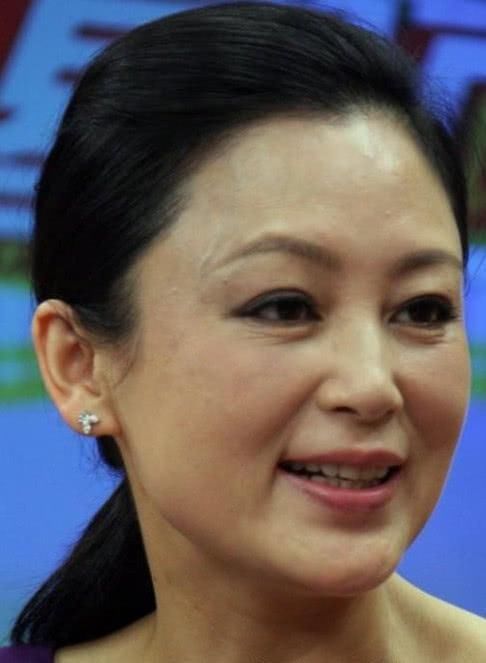50岁陈红近照曝光,曾骂倪萍又老又丑,如今丑到