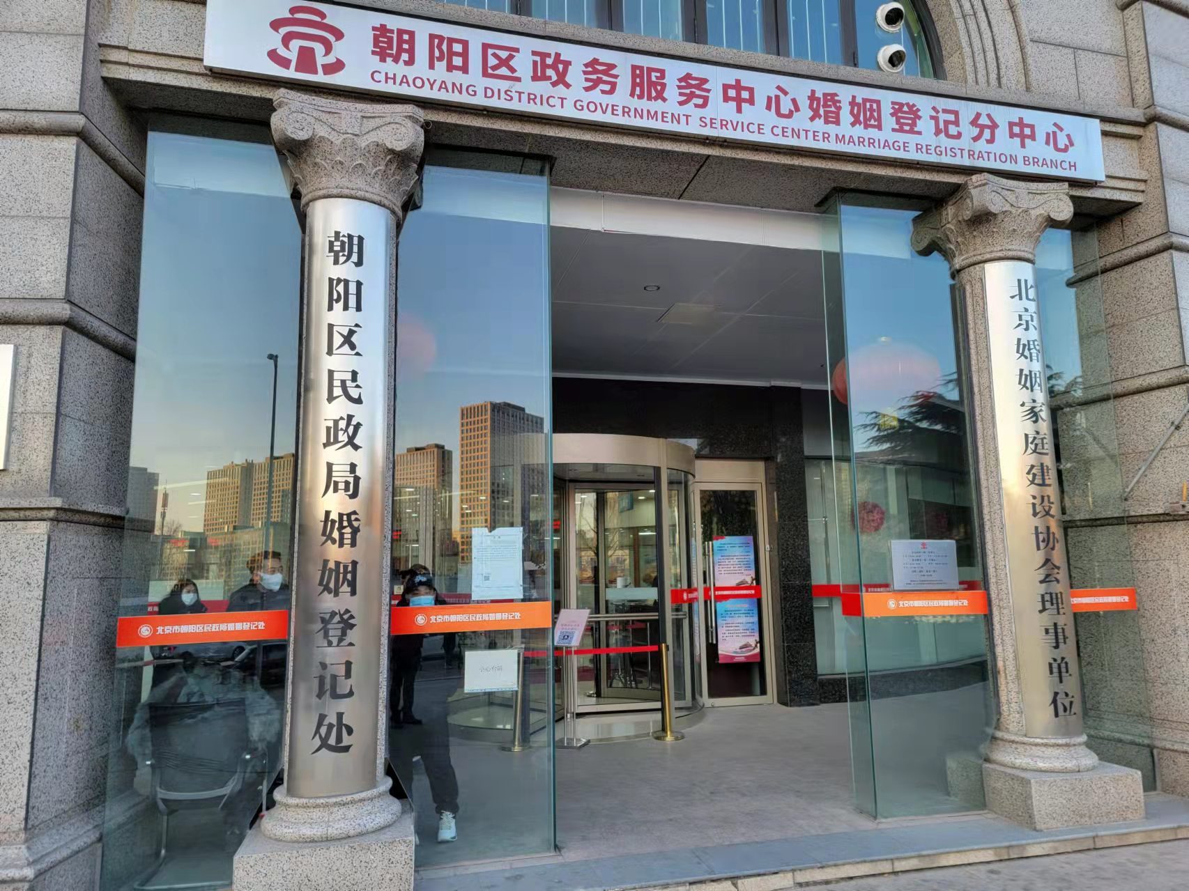 20220222！结婚登记有多火爆？准新人昨夜到达民政局排队