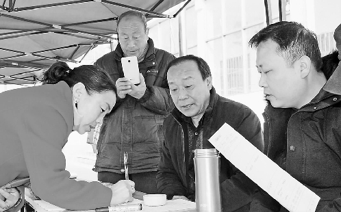 河南省焦作市就业服务大篷车开进贫困村