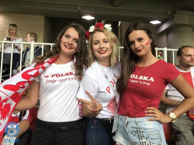 直击俄罗斯:美女球迷各有千秋 波兰美女主动要