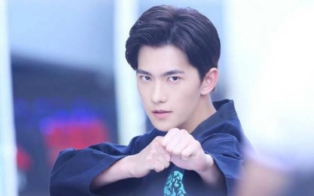 杨洋出道5部作品:肖奈英俊,张起灵帅气,第一部