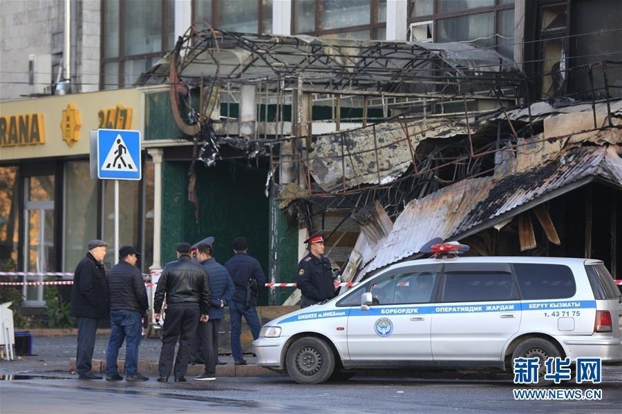11月8日，在吉尔吉斯斯坦首都比什凯克，警察在爆炸现场工作。 吉尔吉斯斯坦首都比什凯克一家快餐店8日发生爆炸，造成至少1人死亡、13人受伤。 新华社发（罗曼摄）