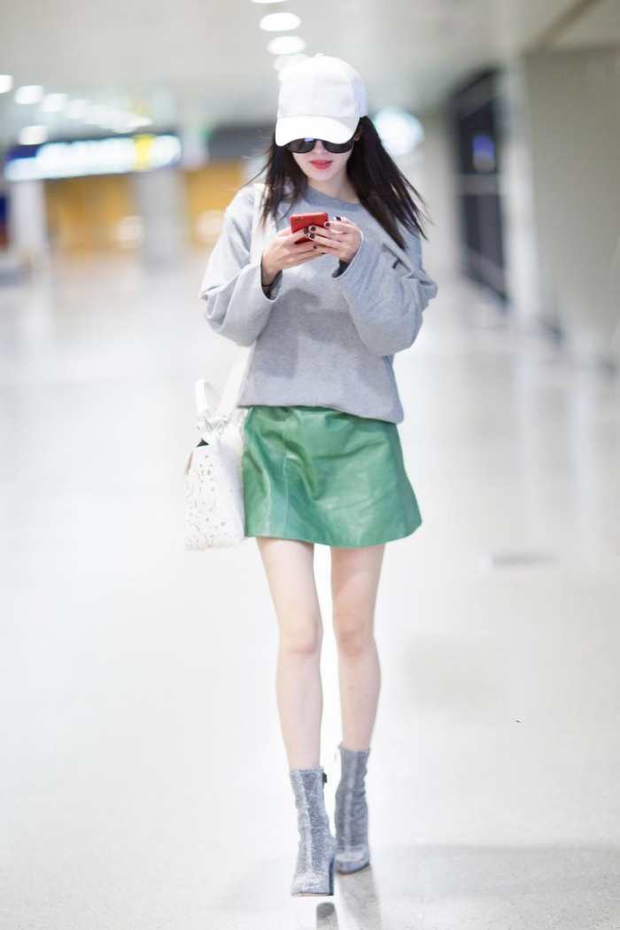 杨幂穿超短裙出席活动,身材比例超好, 网友: 这