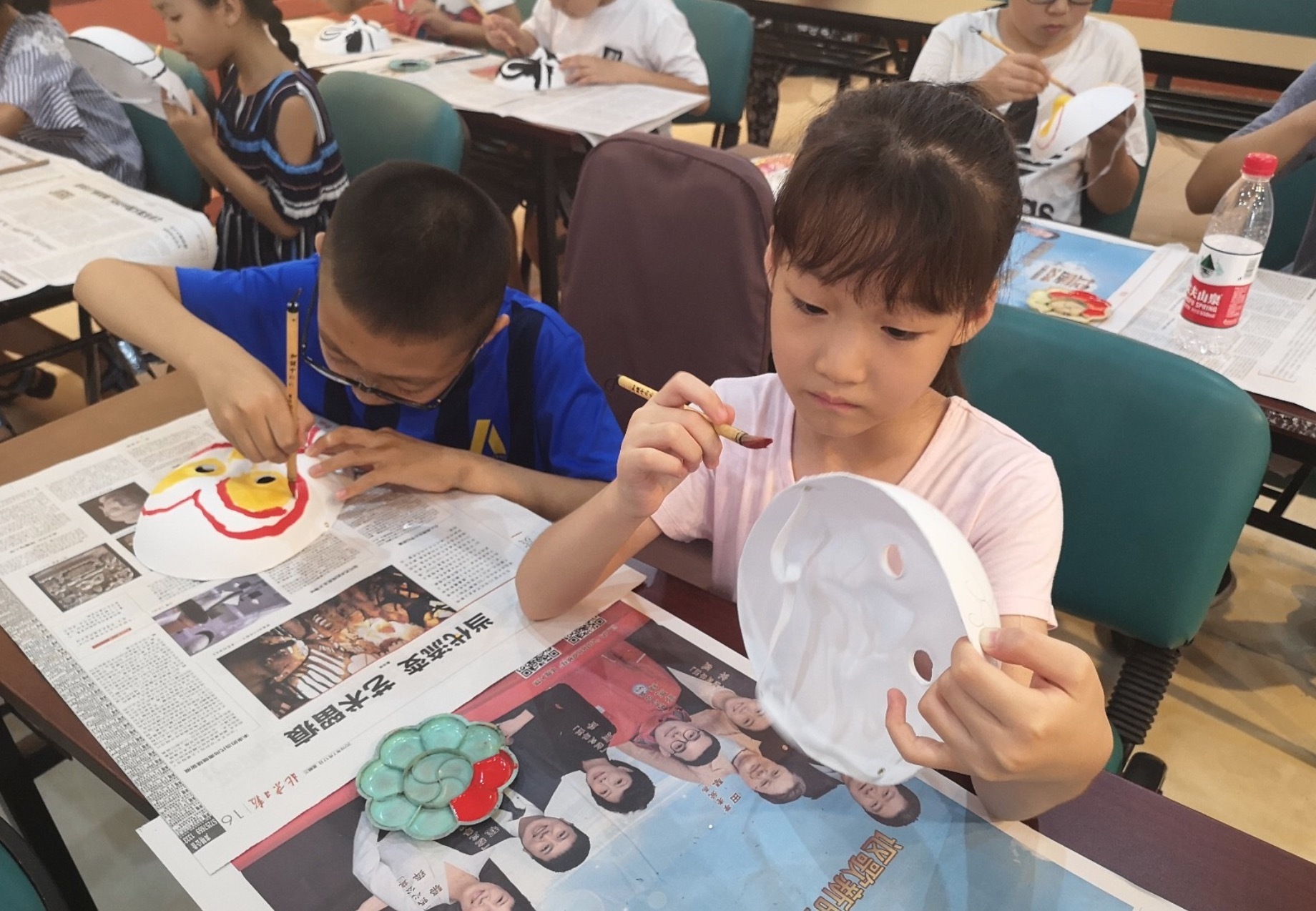 7月25日，丰台区太平桥街道蓝调社区关工小组开展“手绘京剧脸谱”暑期活动。邀请“幸福生活讲师团”屈老师带领社区的孩子们学习绘制京剧脸谱，感受中国传统文化的博大精深。