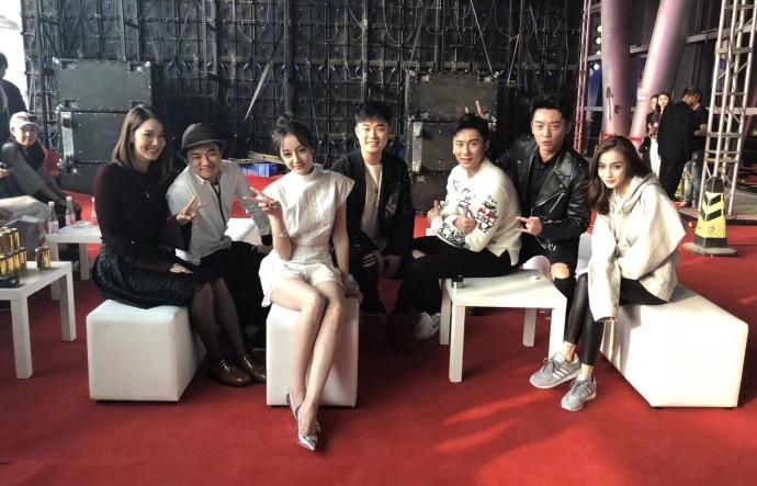 好诡异的图:迪丽热巴和杨颖的腿细又长,郑恺却