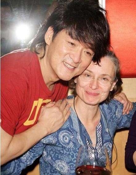 57岁周华健与美国妻子的近照曝光,原来他每天面对的是这样的女人