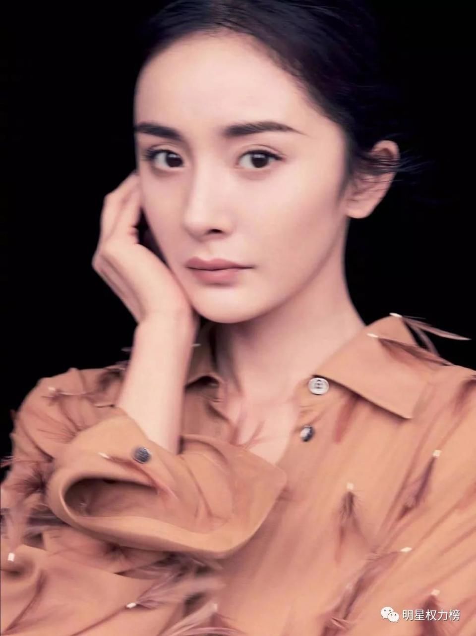 王俊凯最新街拍酷帅撩人 杨幂杂志大片简约唯