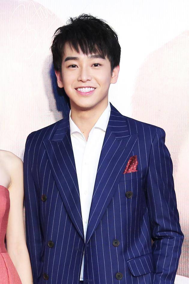 彭昱畅出席《闪光少女》首映礼 温情演绎电影插曲