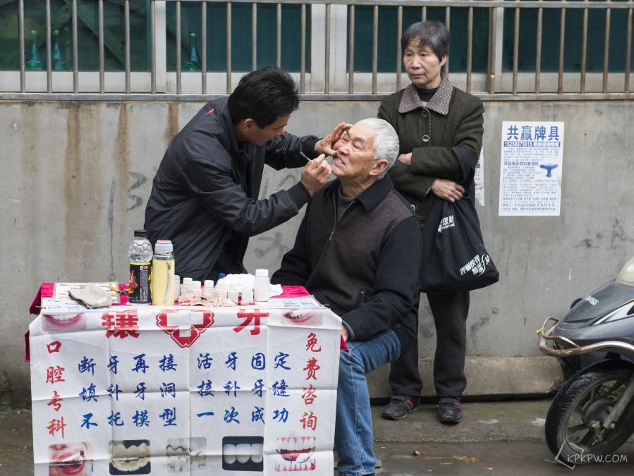 再配些药水,棉球和简单的牙用器械,无证黑牙医就能为患者拔牙,补牙