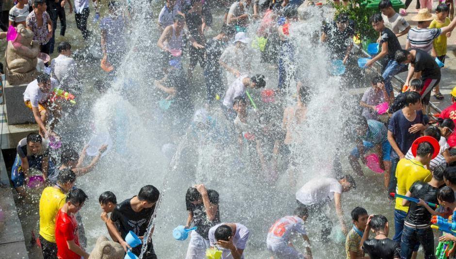 海南嬉水节开幕 万人嬉水狂欢度“七夕”