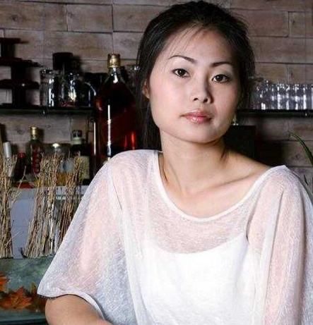 带女友回家，我妈给了她两千见面礼，女友不好意思，我就帮她收着
