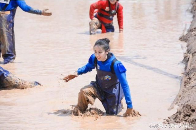 谁最敢玩泥巴?迪丽热巴、杨颖和赵丽颖都奋不