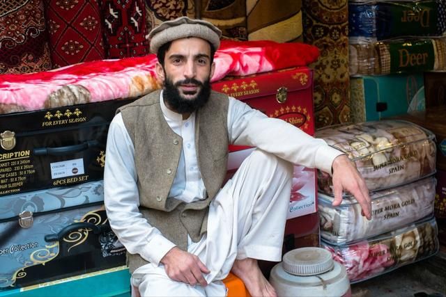 韩国人装扮中国人,去巴基斯坦旅游,因多说了三