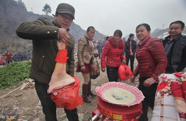 儿媳婚礼现场加彩礼,婆婆说,儿子,咱回家,这婚咱