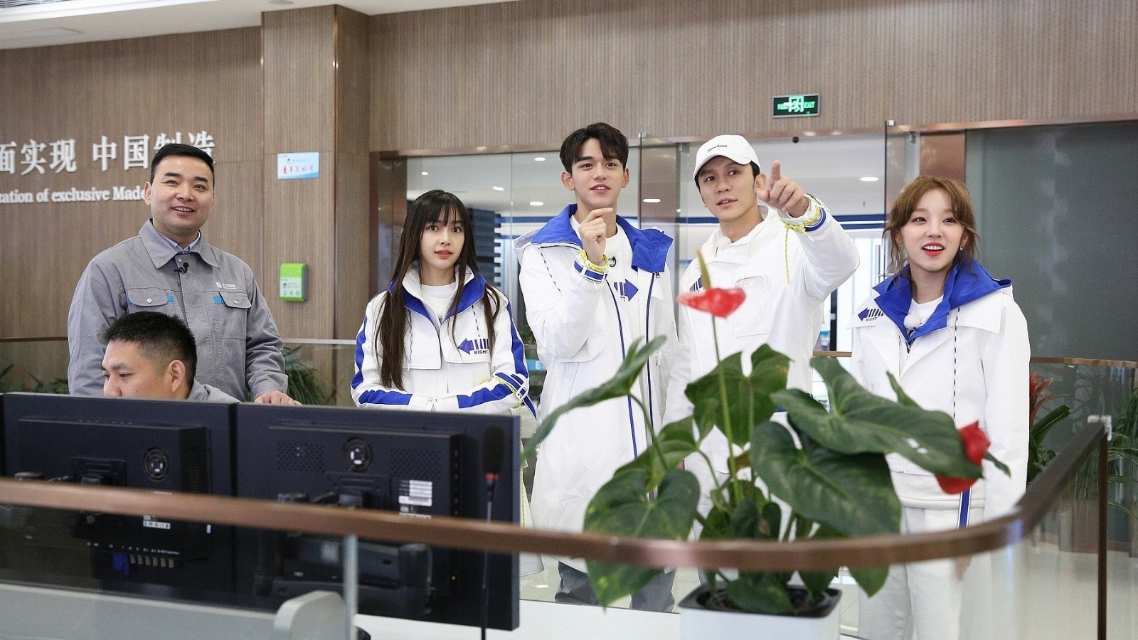 Angelababy、宋雨绮录《奔跑吧》 朱亚文秒变环卫工人 Angelababy、宋雨绮录《奔跑吧》 朱亚文秒变环卫工人