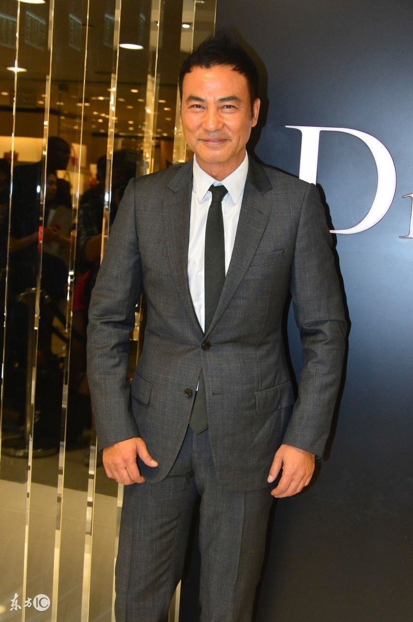 任达华,任达华哥哥是任达荣是曾是香港警务处副处长,有这么一个强大的